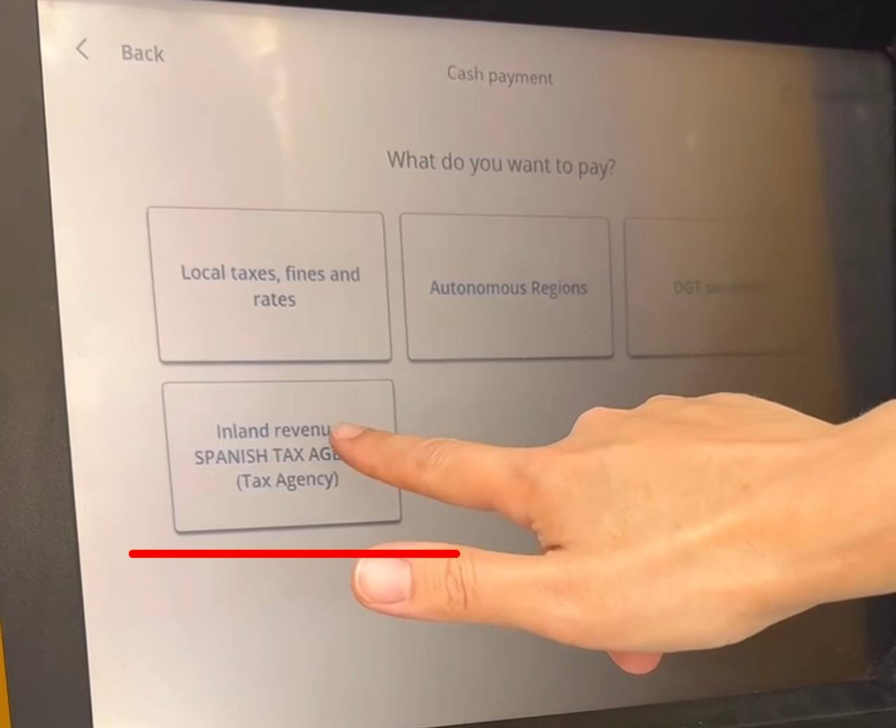 Выбор Spanish tax agency в банкомате Caixabank